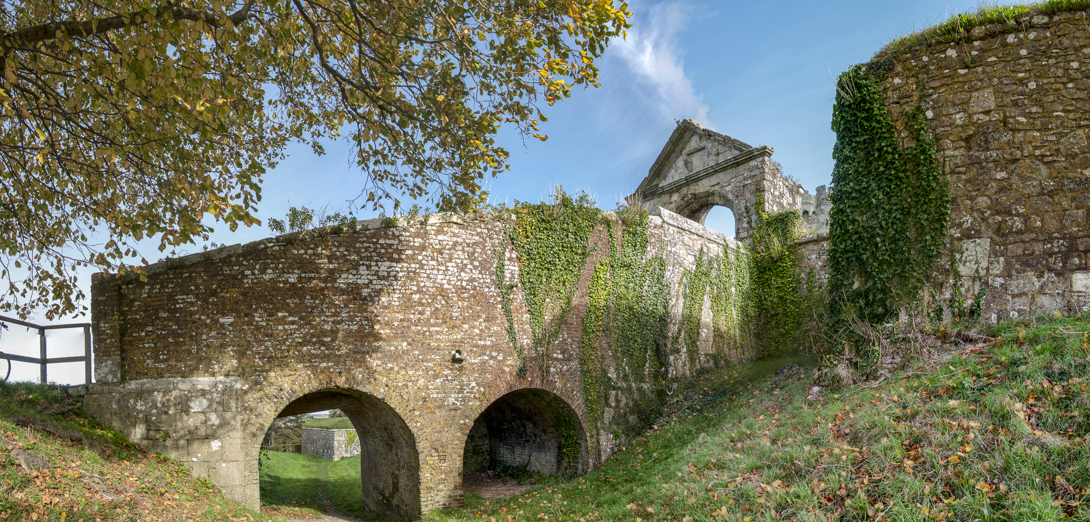 Carisbrooke_Castle_Panorama_1A.jpg